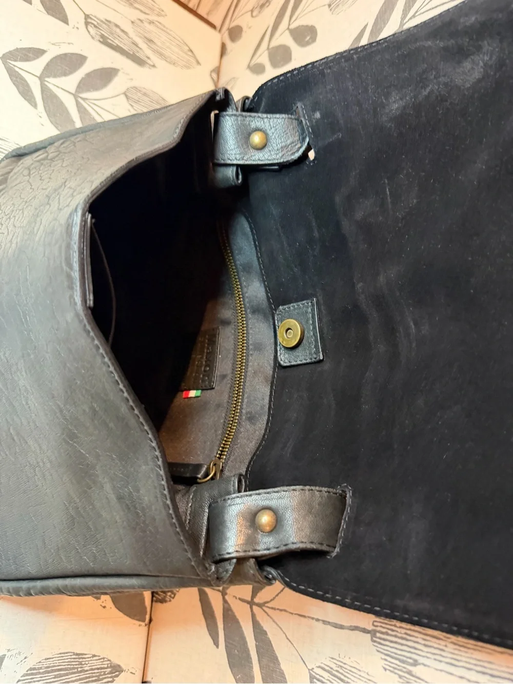 Max On Collection genuine leather messenger bag made in Italy.